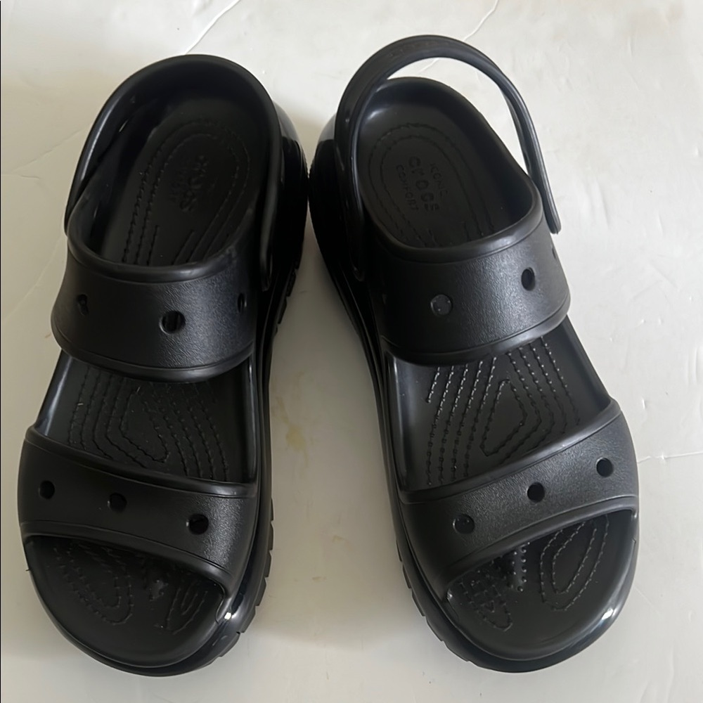 CROCS Black Sandals with Ventilation and Textured Footbed W10 M 8 NWOT